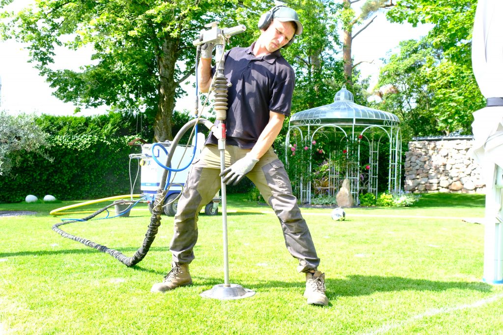 Arbeitseinsatz. Bodenbelüftung für die Beseitigung von Schlamm und Wasseransammlung